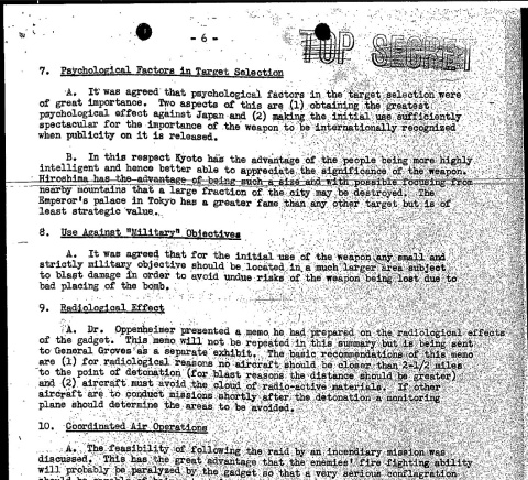 Fragmento de las notas de la 2ª reunión del Comité de Blancos (pág. 6), especificando que se desea el máximo impacto psicológico, que no se deben atacar pequeños blancos militares a menos que se encuentren en "un área más extensa" donde los