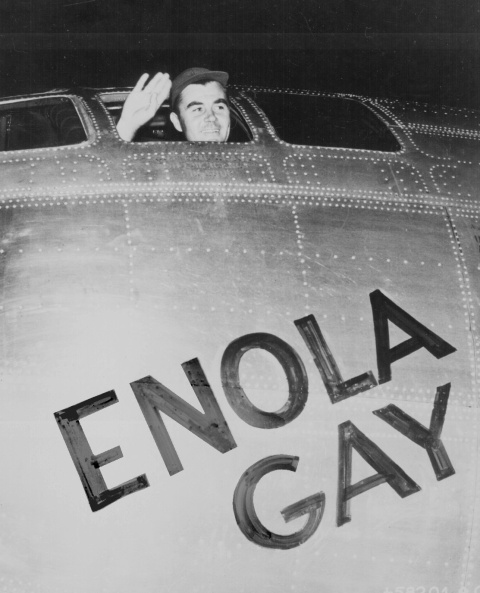 El coronel Paul W. Tibbets saluda desde su bombardero B-29 "Enola Gay"  poco antes de despegar de Tinian-Norte con la bomba atómica "Little Boy" hacia Hiroshima.