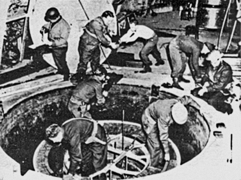 Abril de 1945: Técnicos estadounidenses desmontan el reactor experimental alemán B-VIII de Haigerloch para llevárselo. Imagen: Wikimedia Commons.