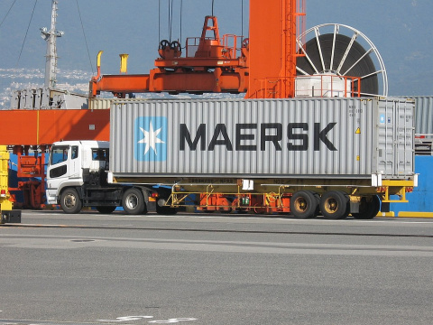 Un contenedor intermodal estándar de 40' cargado en un camión. Imagen: Wikimedia Commons.