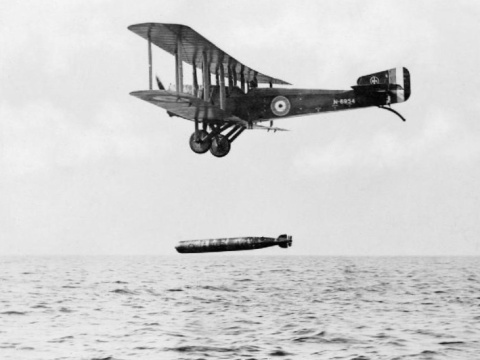 Torpedo aéreo lanzado por un Sopwith Cuckoo durante la I Guerra Mundial. Imagen: Fotografía gubernamental británica con el copyright caducado por antigüedad acorde a la legislación de ese país.