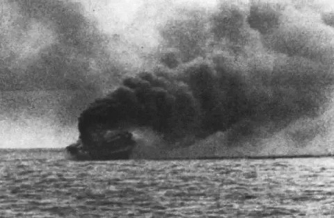 Cañoneado por los acorazados alemanes Scharnhorst y Gneisenau, el portaaviones británico HMS Glorious arde y se hunde el 8 de junio de 1940, al final de la Campaña de Noruega. Pero los submarinos no pudieron hacer prácticamente nada por cul