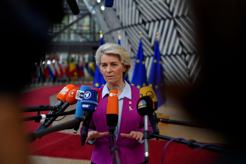  La presidenta de la Comisión Europea, Ursula von der Leyen, responde a las preguntas de los periodistas cuando llega al primer día de una cumbre de líderes de la UE en el edificio del Consejo Europeo en Bruselas el 20 de octubre de 2022.- 