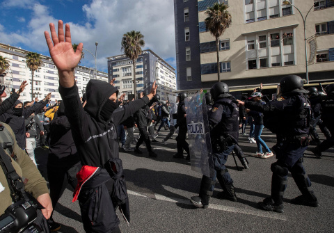  Agentes de la Policía Nacional junto a los trabajadores del metal durante la manifestación por las calles de Cádiz. - EFE/Román Ríos