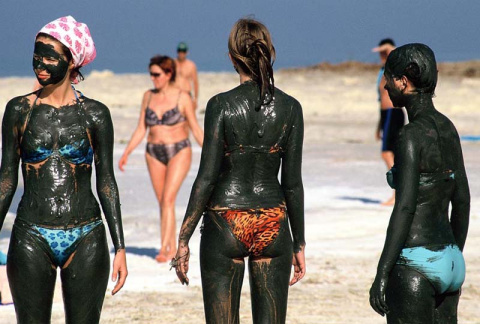 Bañistas de barro en el Mar Muerto