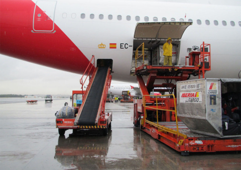 Iberia descargando maletas de un pasajero retrasado.