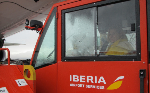 Conductora de un tractor push-back de Iberia.