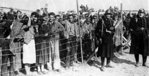 Refugiados españoles en el campo de internamiento de Argelès-Sur-Mer, en el este de Francia, donde fueron a parar la mayoría de los republicanos que huyeron por Catalunya.