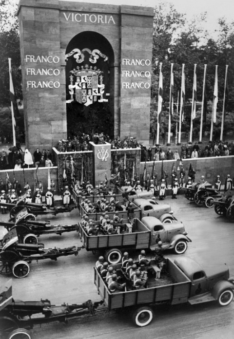 El jefe de Estado español, Francisco Franco, preside el primer desfile de la victoria después del final de la Guerra Civil Española en Madrid, el 19 de mayo de 1939, mientras que los miembros de la Guardia Civil y la Guardia Morisca están b