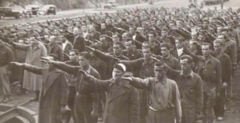 Prisioneros haciendo el saludo fascista en el campo de Concentración de Irún en Guipúzcoa (BIBLIOTECA NACIONAL DE ESPAÑA)