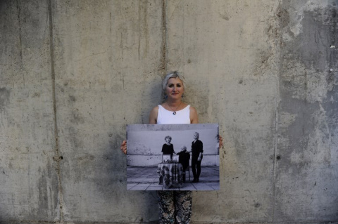 Paqui Maqueda posa sosteniendo una foto que muestra a su bisabuelo Juan Rodríguez Tirado (L) asesinado a tiros por un pelotón de fusilamiento de la época de Franco durante la guerra civil española. AFP