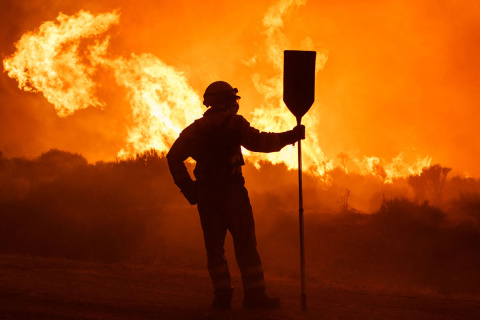 Bomberos trabajan en un incendio forestal entre Navalacruz y Riofrío (Ávila), en agosto de 2021.- CÉSAR MANSO / AFP