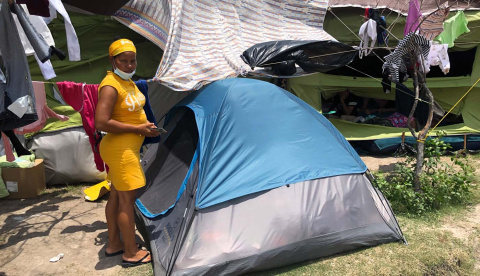 Rosa Castro junto a su tienda de campaña en el campamento de Reynosa.- ALBERTO PRADILLA