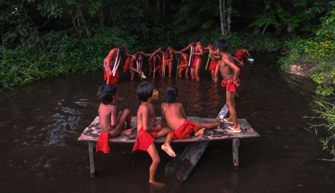  Hombres waiapi bailan y tocan la flauta durante la fiesta de la Anaconda en la reserva indígena Waiapi en el estado de Amapa en Brasil el 14 de octubre de 2017.- APU GOMES / AFP