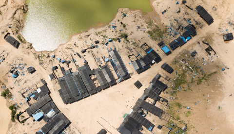  Vista aérea tomada el 22 de febrero de 2019 del campamento de mineros ilegales de oro "Mega 12", ubicado en la selva amazónica de la región de Madre de Dios, en el sureste de Perú.- CRIS BOURONCLE / AFP