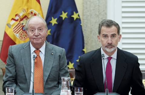 Los reyes Felipe VI y Juan Carlos I durante un acto público.- EUROPA PRESS