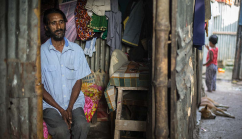  Jahangir perdió su casa y sus tierras por el aumento del caudal del río en la región del Sunderbans. Ahora vive en una chabola del suburbio de Koarail, en Daca, con su madre, de 93 años, y su hija menor. No es capaz de pagar el alquiler.- 