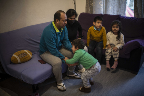 Carmen, su marido y sus tres hijos en su nuevo piso del barrio de San Cristóbal, en Madrid, el 4 de marzo de 2021. Jairo Vargas