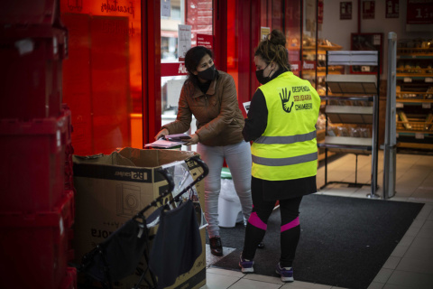 Carmen Nava (izquierda) durante su turno de recogida de alimentos donados en la puerta de una supermercado del barrio de Chamberí, en Madrid, el 4 de marzo de 2021. Jairo Vargas