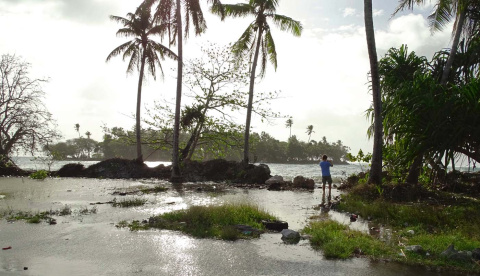  Un vecino de Majuro, en las islas Marshall, camina a través del agua.- HILARY HOSIA / AFP