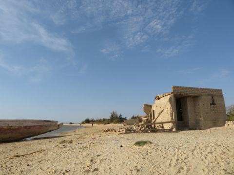  Una de las casas derruidas por el avance del mar en Gandiol, Saint Louis.- NOELIA RODRÍGUEZ.