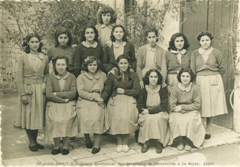  Fotografía: Mujeres tuteladas por el Patronato de Protección a la Mujer de Sevilla.- ARCHIVO HISTÓRICO PROVINCIAL DE SEVILLA. SIGNATURA 23056.