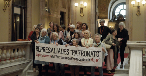  Supervivientes del Patronato de Protección a la Mujer tras un acto en el que reivindicaron su condición de represaliadas por el franquismo. Centro: Dos activistas se abrazan tras una intervención en el Parlamento de Catalunya.- MARINA FREI