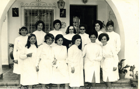  Fotografía: Mujeres tuteladas por el Patronato de Protección a la Mujer de Sevilla posan con una de las religiosas encargadas de su encierro.- ARCHIVO HISTÓRICO PROVINCIAL DE SEVILLA. SIGNATURA 23056.