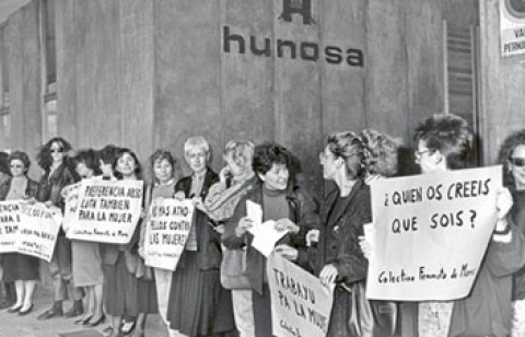  Un grupo de mujeres pertenecientes al colectivo feminista de Mieres se manifestaron frente a la delegación de Hunosa en Oviedo para protestar por las discriminaciones que sufren las mujeres a la hora de ser contratadas por dicha empresa mi