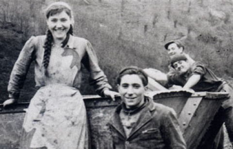  Mujer atopadora junto a otros trabajadores en 1959.- FOTO FACILITADA POR ARCHIVO HISTÓRICO DE HUNOSA