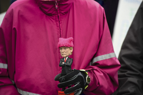 Una manifestante sostiene un muñeco de Donald Trump con una gorra rosa, en Washington DC, durante la Marcha de las Mujeres, el 21 de enero de 2017.- ROBYN BECK/AFP