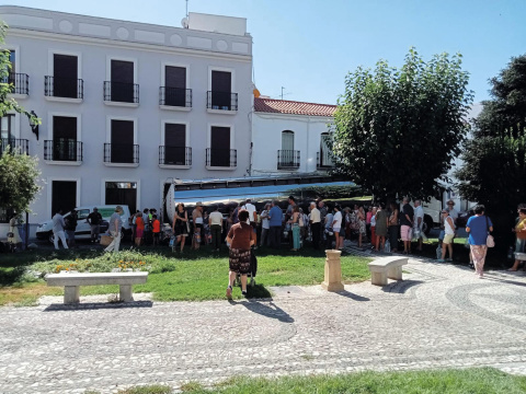  Fotografía: Distribución de agua potable en la plaza de Santa Catalina de Pozoblanco, en Córdoba. Junio de 2023.- PLATAFORMA UNIDOS POR EL AGUA.