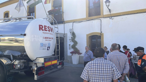  Fotografía: Vecinos de El Viso se acuden al camión cisterna que visita el pueblo para conseguir agua potable.- CEDIDA POR EL AYUNTAMIENTO DE EL VISO.