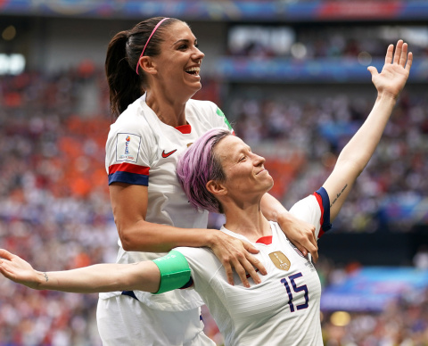  Megan Rapinoe y su imagen más icónica celebrando un gol (Fuente: Giphy)