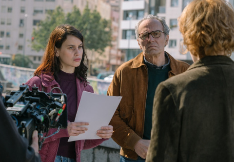 Milena Smit y José Coronado en 'La chica de nieve'. /NETFLIX © 2022