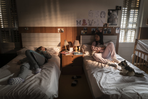 El personaje de Carla y otra madre adolescente cuidando de su bebé en una escena de 'La Maternal'