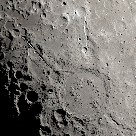 Imagen obtenida por la sonda espacial robótica Lunar Reconnaissance Orbiter de la NASA, en la que se ven dos grandes cañones desde la cuenca de impacto de Schrödinger, cerca del polo sur lunar en el lado oculto de la Luna.