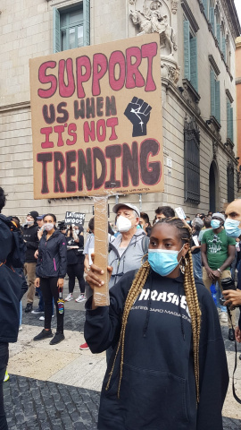 Una dona de la manifestació antiracista a Barcelona mostra un cartell on es llegeix "Dona'ns el teu suport quan no és tendència". Cèlia Muns