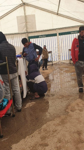 Menores confinados en tres carpas en el V Pino, en las afueras de Melilla. Imágenes cedidas por Solidary Wheels.