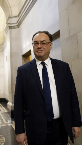 El flamante gobernador del Banco de Inglaterra, Andrew Bailey, posa en los pasillos de la entidad, el primer día de su mandato, en marzo de 2020. REUTERS/Tolga Akmen/Pool