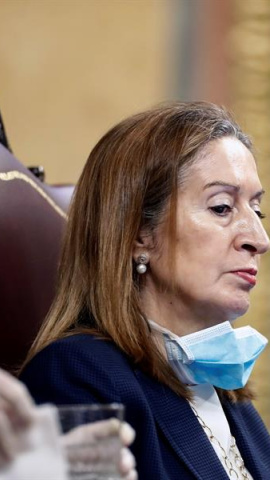 La vicepresidenta segunda del Congreso y diputada del PP, Ana Pastor, reaparece este jueves durante el pleno celebrado en el Congreso de los Diputados para aprobar una nueva prórroga del estado de alarma, con guantes y mascarilla, tras superar la enferme