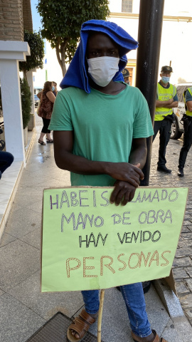 Un temporero afectado por los incendios, durante una protesta en Lepe para exigir al Ayuntamiento una solución habitacional.- ASNUCI