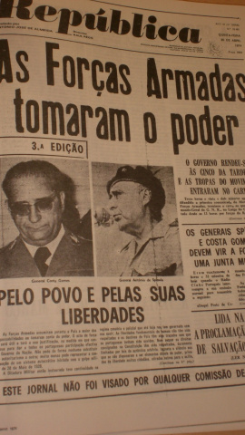 Portada del diario “República”, el 25 de abril de 1974.