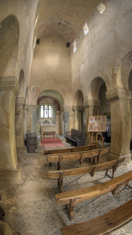 Interior de la Iglesia prerrománica de San Salvador de Valdediós en Asturias. WIKIPEDIA