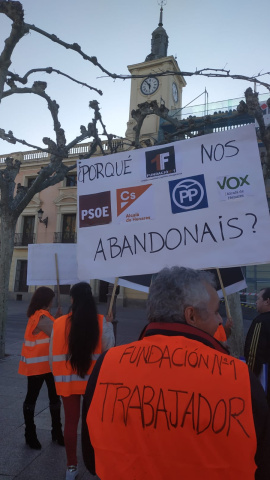 Una pancarta durante la concentración contra el cierre de Fundación Nº1 en Alcalá de Henares, Madrid. / PÚBLICO