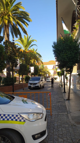 Vehículos de la Policía Local frente al Ayuntamiento de Lepe, tras el desalojo de los temporeros allí acampados en las últimas semanas. ASNUCI