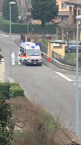 Una ambulancia en una calle de Casalpusterlengo. Fotografía cedida por Federico Scarioni.