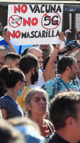 Vista de los asistentes a la manifestación que se ha celebrado esta tarde en la Plaza de Colón de Madrid convocada en redes sociales en contra del uso de las mascarillas a todas horas / EFE / Fernando Alvarado