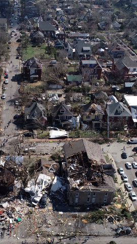 El daño se ve en una imagen aérea después de que un tornado aterrizó en el este de Nashville / Reuters