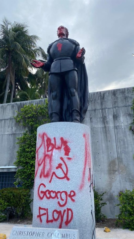 Fotografía divulgada por el Departamento de Policía de Miami donde se observan pintadas y escrituras sobre la estatua de Cristóbal Colón localizada en el centro de la ciudad de Miami. EFE / Policía de Miami